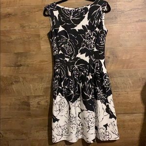 Taylor dress size 4 black and white floral